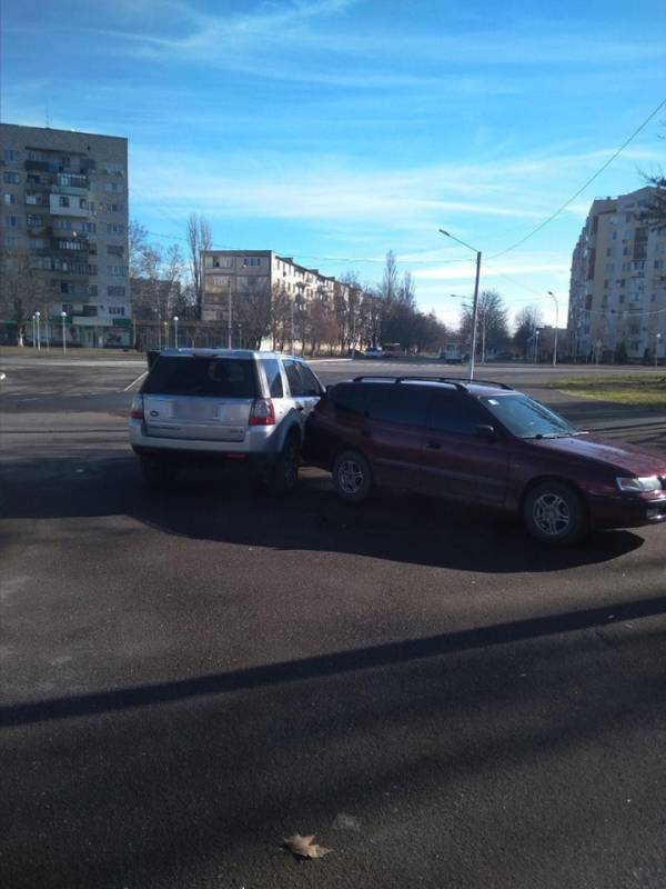 В Измаиле на парковке жд вокзала Toyota, сдавая назад, протаранила Land Rover (ФОТО) В Измаиле на парковке жд вокзала Toyota, сдавая назад, протаранила Land Rover (ФОТО)