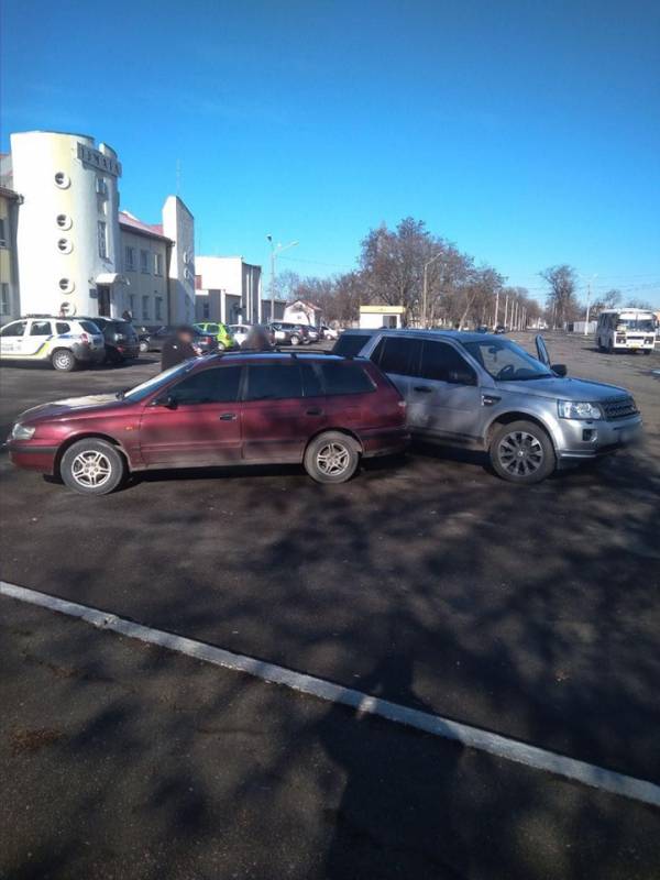 В Измаиле на парковке жд вокзала Toyota, сдавая назад, протаранила Land Rover (ФОТО) В Измаиле на парковке жд вокзала Toyota, сдавая назад, протаранила Land Rover (ФОТО)