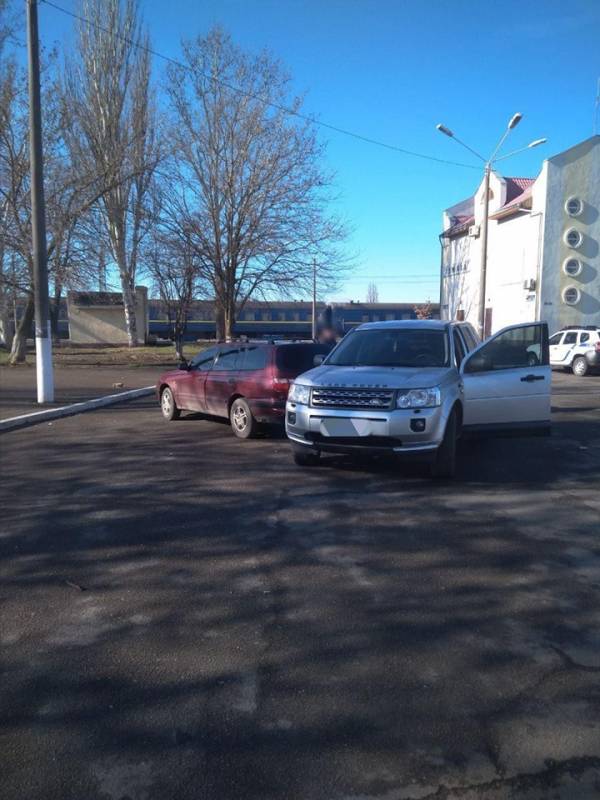 В Измаиле на парковке жд вокзала Toyota, сдавая назад, протаранила Land Rover (ФОТО) В Измаиле на парковке жд вокзала Toyota, сдавая назад, протаранила Land Rover (ФОТО)