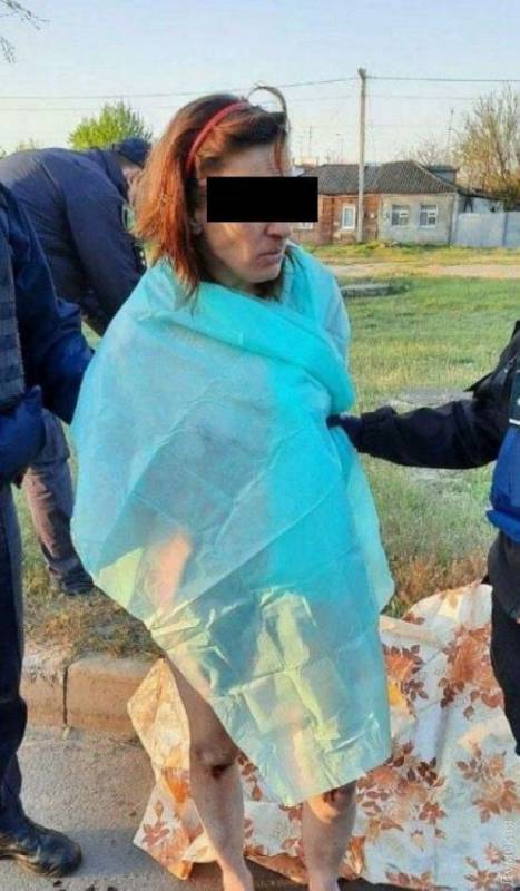 В Харькове задержали обнаженную женщину, которая ходила по улице с отрезанной головой дочери В Харькове задержали обнаженную женщину, которая ходила по улице с отрезанной головой дочери