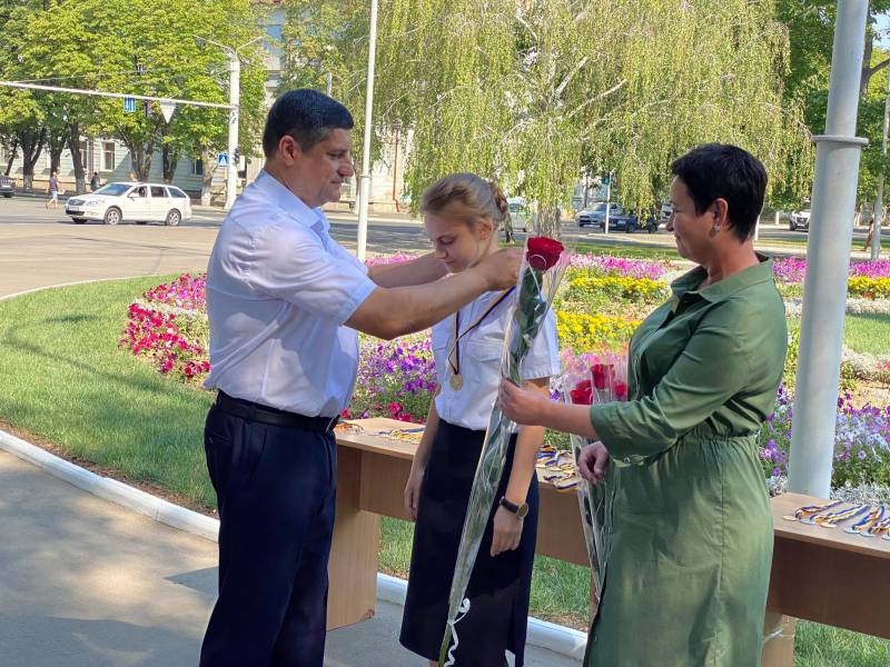 Гордость Измаила! Городской голова Андрей Абрамченко вручил "золотые" и "серебряные" медали выпускникам - ФОТОРЕПОРТАЖ. ВИДЕО - Город 24 Гордость Измаила! Городской голова Андрей Абрамченко вручил "золотые" и "серебряные" медали выпускникам - ФОТОРЕПОРТАЖ. ВИДЕО - Город 24