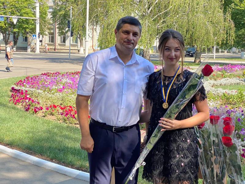 Гордость Измаила! Городской голова Андрей Абрамченко вручил "золотые" и "серебряные" медали выпускникам - ФОТОРЕПОРТАЖ. ВИДЕО - Город 24 Гордость Измаила! Городской голова Андрей Абрамченко вручил "золотые" и "серебряные" медали выпускникам - ФОТОРЕПОРТАЖ. ВИДЕО - Город 24