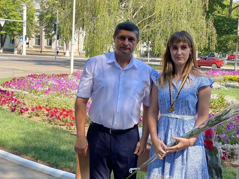 Гордость Измаила! Городской голова Андрей Абрамченко вручил "золотые" и "серебряные" медали выпускникам - ФОТОРЕПОРТАЖ. ВИДЕО - Город 24 Гордость Измаила! Городской голова Андрей Абрамченко вручил "золотые" и "серебряные" медали выпускникам - ФОТОРЕПОРТАЖ. ВИДЕО - Город 24