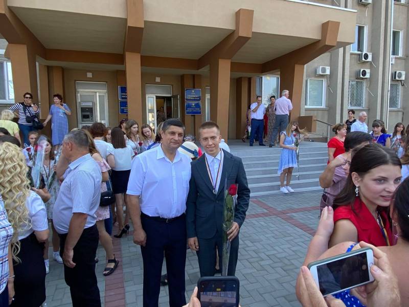 Гордость Измаила! Городской голова Андрей Абрамченко вручил "золотые" и "серебряные" медали выпускникам - ФОТОРЕПОРТАЖ. ВИДЕО - Город 24 Гордость Измаила! Городской голова Андрей Абрамченко вручил "золотые" и "серебряные" медали выпускникам - ФОТОРЕПОРТАЖ. ВИДЕО - Город 24