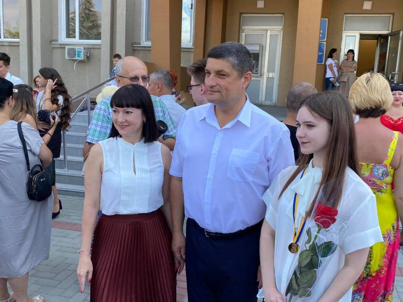 Гордость Измаила! Городской голова Андрей Абрамченко вручил "золотые" и "серебряные" медали выпускникам - ФОТОРЕПОРТАЖ. ВИДЕО - Город 24 Гордость Измаила! Городской голова Андрей Абрамченко вручил "золотые" и "серебряные" медали выпускникам - ФОТОРЕПОРТАЖ. ВИДЕО - Город 24