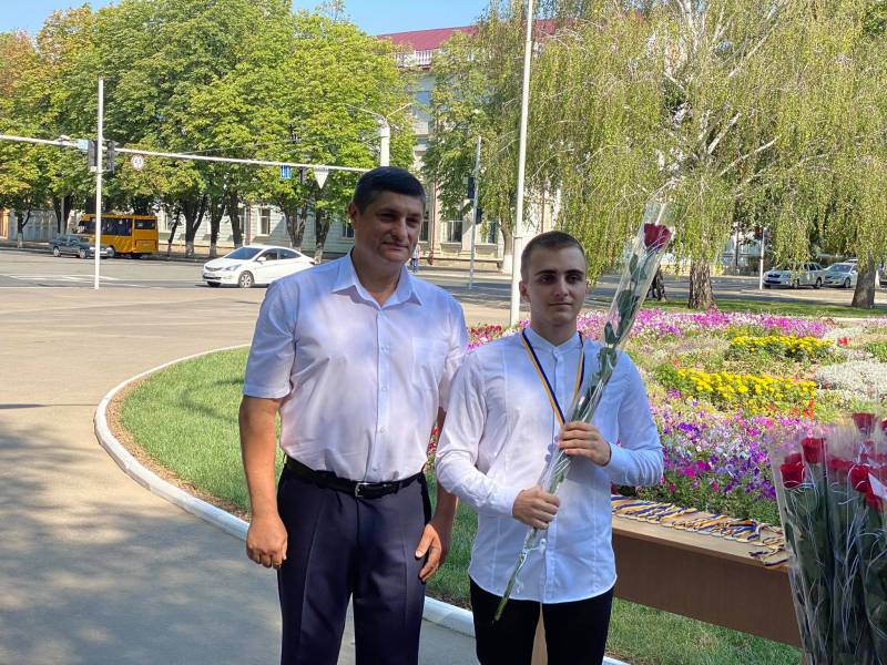 Гордость Измаила! Городской голова Андрей Абрамченко вручил "золотые" и "серебряные" медали выпускникам - ФОТОРЕПОРТАЖ. ВИДЕО - Город 24 Гордость Измаила! Городской голова Андрей Абрамченко вручил "золотые" и "серебряные" медали выпускникам - ФОТОРЕПОРТАЖ. ВИДЕО - Город 24