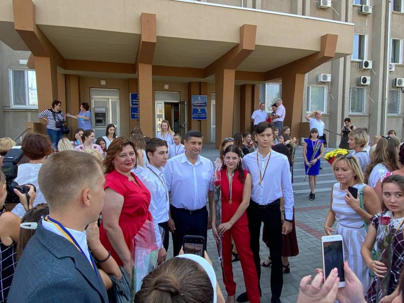 Гордость Измаила! Городской голова Андрей Абрамченко вручил "золотые" и "серебряные" медали выпускникам - ФОТОРЕПОРТАЖ. ВИДЕО - Город 24 Гордость Измаила! Городской голова Андрей Абрамченко вручил "золотые" и "серебряные" медали выпускникам - ФОТОРЕПОРТАЖ. ВИДЕО - Город 24