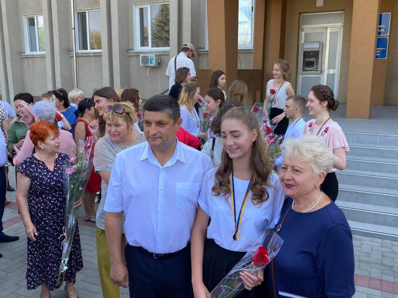 Гордость Измаила! Городской голова Андрей Абрамченко вручил "золотые" и "серебряные" медали выпускникам - ФОТОРЕПОРТАЖ. ВИДЕО - Город 24 Гордость Измаила! Городской голова Андрей Абрамченко вручил "золотые" и "серебряные" медали выпускникам - ФОТОРЕПОРТАЖ. ВИДЕО - Город 24