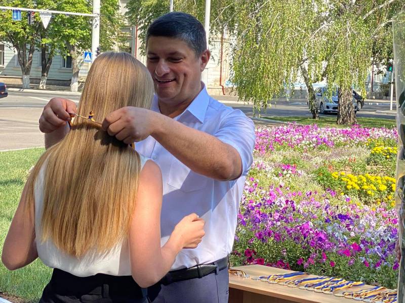 Гордость Измаила! Городской голова Андрей Абрамченко вручил "золотые" и "серебряные" медали выпускникам - ФОТОРЕПОРТАЖ. ВИДЕО - Город 24 Гордость Измаила! Городской голова Андрей Абрамченко вручил "золотые" и "серебряные" медали выпускникам - ФОТОРЕПОРТАЖ. ВИДЕО - Город 24