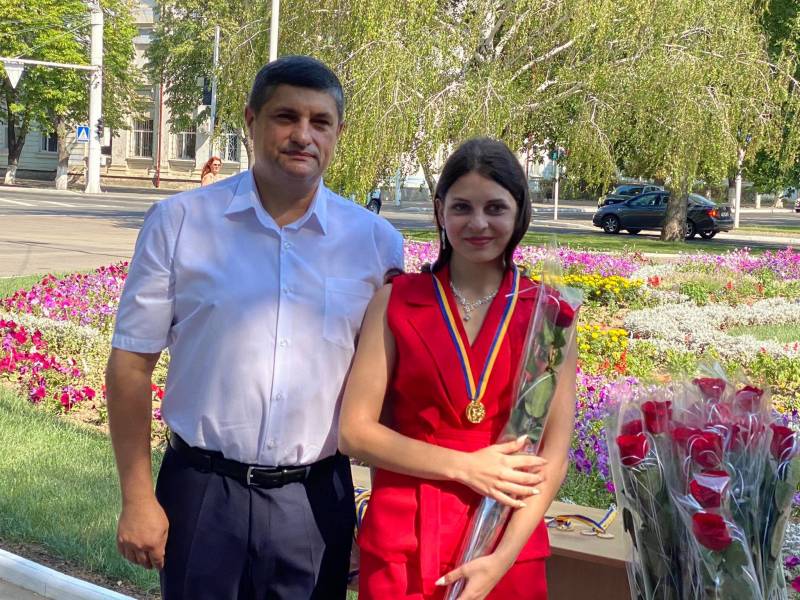 Гордость Измаила! Городской голова Андрей Абрамченко вручил "золотые" и "серебряные" медали выпускникам - ФОТОРЕПОРТАЖ. ВИДЕО - Город 24 Гордость Измаила! Городской голова Андрей Абрамченко вручил "золотые" и "серебряные" медали выпускникам - ФОТОРЕПОРТАЖ. ВИДЕО - Город 24