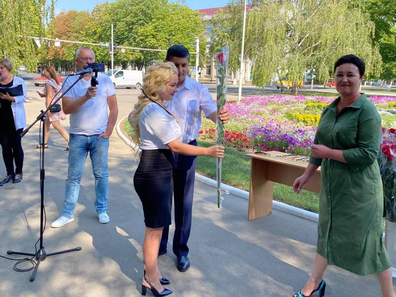 Гордость Измаила! Городской голова Андрей Абрамченко вручил "золотые" и "серебряные" медали выпускникам - ФОТОРЕПОРТАЖ. ВИДЕО - Город 24 Гордость Измаила! Городской голова Андрей Абрамченко вручил "золотые" и "серебряные" медали выпускникам - ФОТОРЕПОРТАЖ. ВИДЕО - Город 24