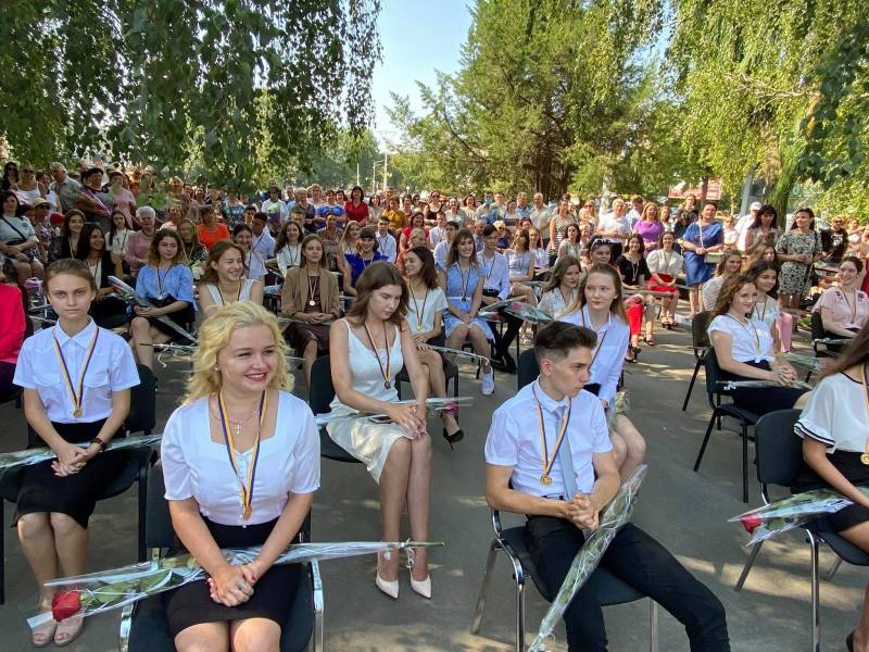 Гордость Измаила! Городской голова Андрей Абрамченко вручил "золотые" и "серебряные" медали выпускникам - ФОТОРЕПОРТАЖ. ВИДЕО - Город 24 Гордость Измаила! Городской голова Андрей Абрамченко вручил "золотые" и "серебряные" медали выпускникам - ФОТОРЕПОРТАЖ. ВИДЕО - Город 24