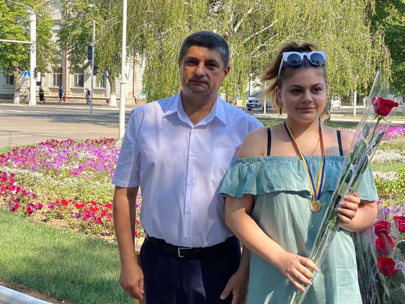 Гордость Измаила! Городской голова Андрей Абрамченко вручил "золотые" и "серебряные" медали выпускникам - ФОТОРЕПОРТАЖ. ВИДЕО - Город 24 Гордость Измаила! Городской голова Андрей Абрамченко вручил "золотые" и "серебряные" медали выпускникам - ФОТОРЕПОРТАЖ. ВИДЕО - Город 24