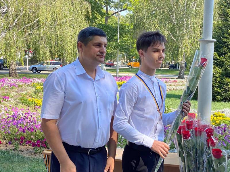 Гордость Измаила! Городской голова Андрей Абрамченко вручил "золотые" и "серебряные" медали выпускникам - ФОТОРЕПОРТАЖ. ВИДЕО - Город 24 Гордость Измаила! Городской голова Андрей Абрамченко вручил "золотые" и "серебряные" медали выпускникам - ФОТОРЕПОРТАЖ. ВИДЕО - Город 24