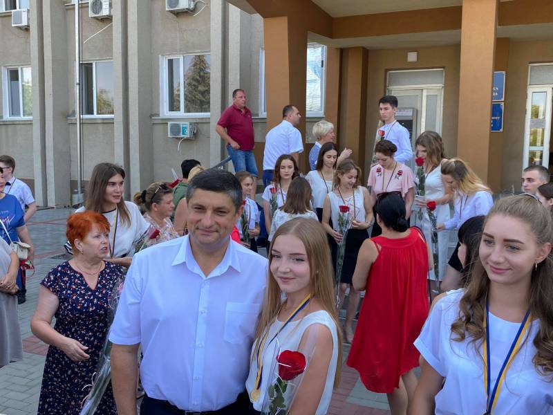 Гордость Измаила! Городской голова Андрей Абрамченко вручил "золотые" и "серебряные" медали выпускникам - ФОТОРЕПОРТАЖ. ВИДЕО - Город 24 Гордость Измаила! Городской голова Андрей Абрамченко вручил "золотые" и "серебряные" медали выпускникам - ФОТОРЕПОРТАЖ. ВИДЕО - Город 24