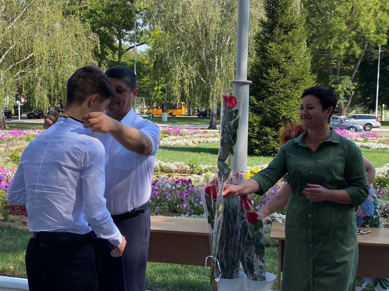Гордость Измаила! Городской голова Андрей Абрамченко вручил "золотые" и "серебряные" медали выпускникам - ФОТОРЕПОРТАЖ. ВИДЕО - Город 24 Гордость Измаила! Городской голова Андрей Абрамченко вручил "золотые" и "серебряные" медали выпускникам - ФОТОРЕПОРТАЖ. ВИДЕО - Город 24