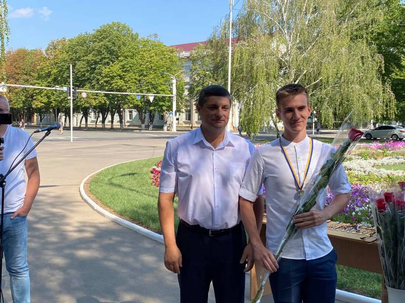 Гордость Измаила! Городской голова Андрей Абрамченко вручил "золотые" и "серебряные" медали выпускникам - ФОТОРЕПОРТАЖ. ВИДЕО - Город 24 Гордость Измаила! Городской голова Андрей Абрамченко вручил "золотые" и "серебряные" медали выпускникам - ФОТОРЕПОРТАЖ. ВИДЕО - Город 24