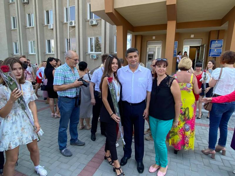 Гордость Измаила! Городской голова Андрей Абрамченко вручил "золотые" и "серебряные" медали выпускникам - ФОТОРЕПОРТАЖ. ВИДЕО - Город 24 Гордость Измаила! Городской голова Андрей Абрамченко вручил "золотые" и "серебряные" медали выпускникам - ФОТОРЕПОРТАЖ. ВИДЕО - Город 24