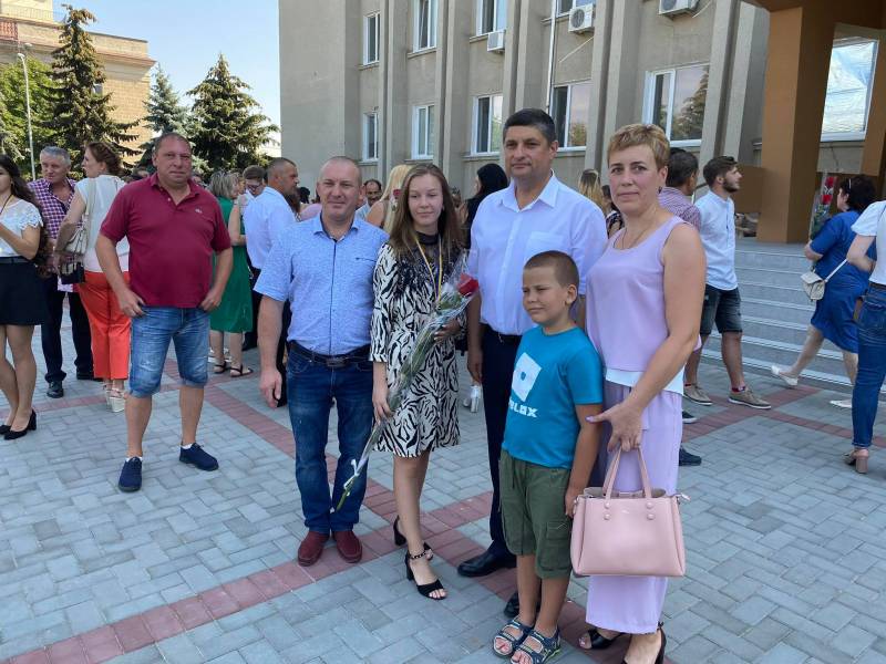 Гордость Измаила! Городской голова Андрей Абрамченко вручил "золотые" и "серебряные" медали выпускникам - ФОТОРЕПОРТАЖ. ВИДЕО - Город 24 Гордость Измаила! Городской голова Андрей Абрамченко вручил "золотые" и "серебряные" медали выпускникам - ФОТОРЕПОРТАЖ. ВИДЕО - Город 24