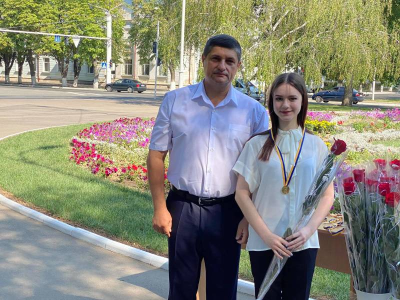 Гордость Измаила! Городской голова Андрей Абрамченко вручил "золотые" и "серебряные" медали выпускникам - ФОТОРЕПОРТАЖ. ВИДЕО - Город 24 Гордость Измаила! Городской голова Андрей Абрамченко вручил "золотые" и "серебряные" медали выпускникам - ФОТОРЕПОРТАЖ. ВИДЕО - Город 24