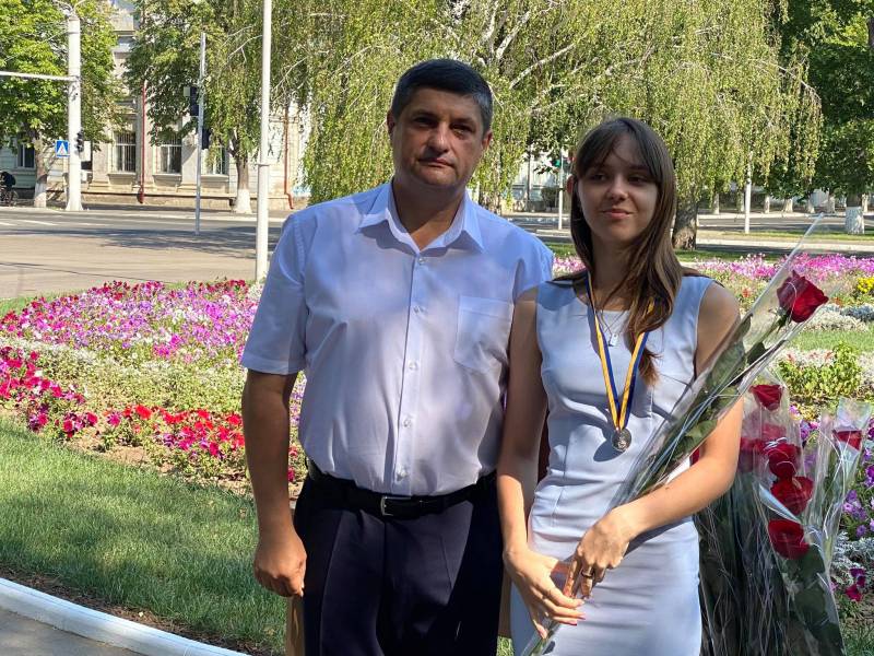 Гордость Измаила! Городской голова Андрей Абрамченко вручил "золотые" и "серебряные" медали выпускникам - ФОТОРЕПОРТАЖ. ВИДЕО - Город 24 Гордость Измаила! Городской голова Андрей Абрамченко вручил "золотые" и "серебряные" медали выпускникам - ФОТОРЕПОРТАЖ. ВИДЕО - Город 24
