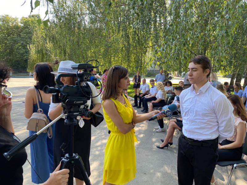 Гордость Измаила! Городской голова Андрей Абрамченко вручил "золотые" и "серебряные" медали выпускникам - ФОТОРЕПОРТАЖ. ВИДЕО - Город 24 Гордость Измаила! Городской голова Андрей Абрамченко вручил "золотые" и "серебряные" медали выпускникам - ФОТОРЕПОРТАЖ. ВИДЕО - Город 24