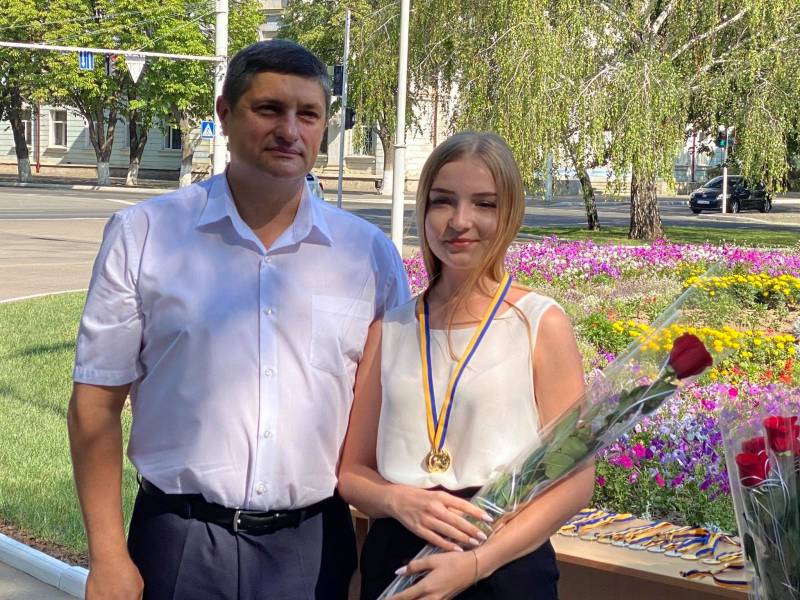 Гордость Измаила! Городской голова Андрей Абрамченко вручил "золотые" и "серебряные" медали выпускникам - ФОТОРЕПОРТАЖ. ВИДЕО - Город 24 Гордость Измаила! Городской голова Андрей Абрамченко вручил "золотые" и "серебряные" медали выпускникам - ФОТОРЕПОРТАЖ. ВИДЕО - Город 24