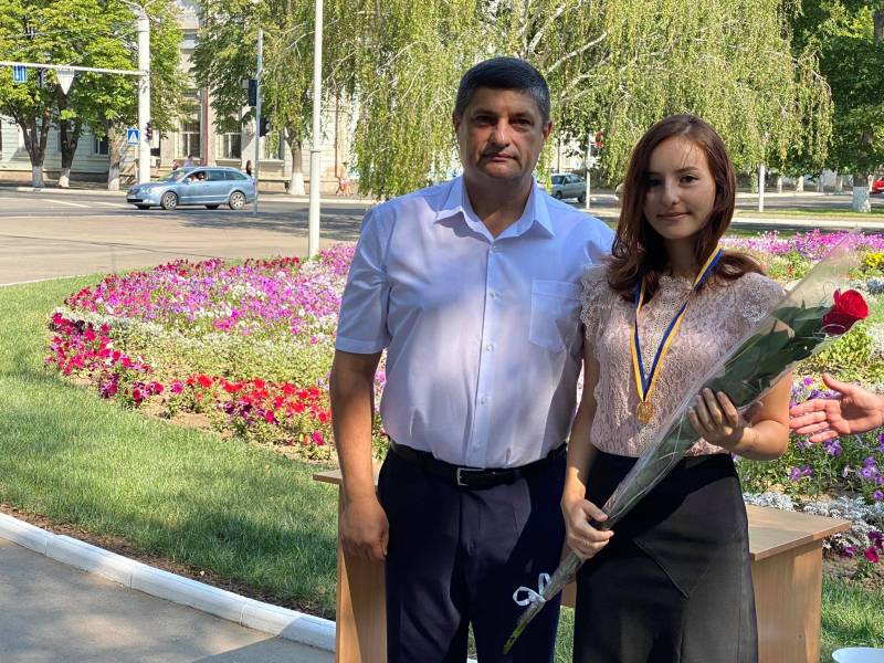 Гордость Измаила! Городской голова Андрей Абрамченко вручил "золотые" и "серебряные" медали выпускникам - ФОТОРЕПОРТАЖ. ВИДЕО - Город 24 Гордость Измаила! Городской голова Андрей Абрамченко вручил "золотые" и "серебряные" медали выпускникам - ФОТОРЕПОРТАЖ. ВИДЕО - Город 24