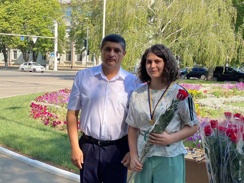 Гордость Измаила! Городской голова Андрей Абрамченко вручил "золотые" и "серебряные" медали выпускникам - ФОТОРЕПОРТАЖ. ВИДЕО - Город 24 Гордость Измаила! Городской голова Андрей Абрамченко вручил "золотые" и "серебряные" медали выпускникам - ФОТОРЕПОРТАЖ. ВИДЕО - Город 24