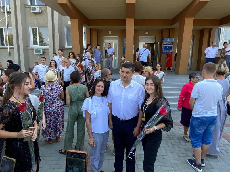 Гордость Измаила! Городской голова Андрей Абрамченко вручил "золотые" и "серебряные" медали выпускникам - ФОТОРЕПОРТАЖ. ВИДЕО - Город 24 Гордость Измаила! Городской голова Андрей Абрамченко вручил "золотые" и "серебряные" медали выпускникам - ФОТОРЕПОРТАЖ. ВИДЕО - Город 24
