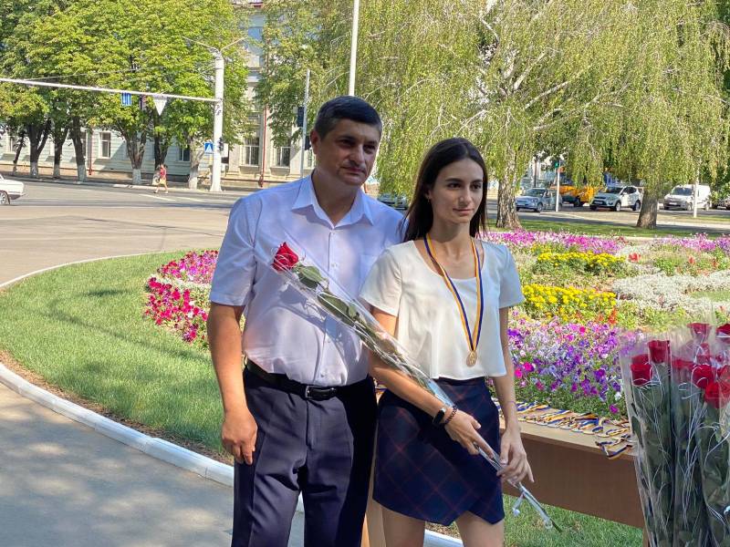Гордость Измаила! Городской голова Андрей Абрамченко вручил "золотые" и "серебряные" медали выпускникам - ФОТОРЕПОРТАЖ. ВИДЕО - Город 24 Гордость Измаила! Городской голова Андрей Абрамченко вручил "золотые" и "серебряные" медали выпускникам - ФОТОРЕПОРТАЖ. ВИДЕО - Город 24