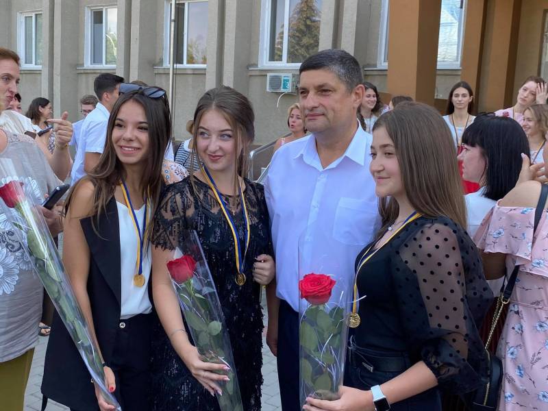 Гордость Измаила! Городской голова Андрей Абрамченко вручил "золотые" и "серебряные" медали выпускникам - ФОТОРЕПОРТАЖ. ВИДЕО - Город 24 Гордость Измаила! Городской голова Андрей Абрамченко вручил "золотые" и "серебряные" медали выпускникам - ФОТОРЕПОРТАЖ. ВИДЕО - Город 24