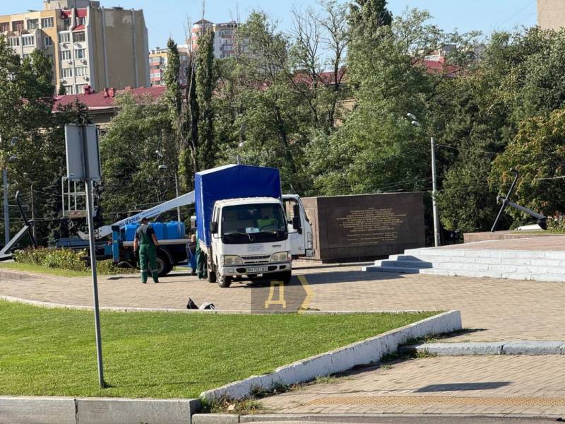 В Одесі активісти зняли з пам`ятника «Крила перемоги» комуністичні символи В Одесі активісти зняли з пам`ятника «Крила перемоги» комуністичні символи