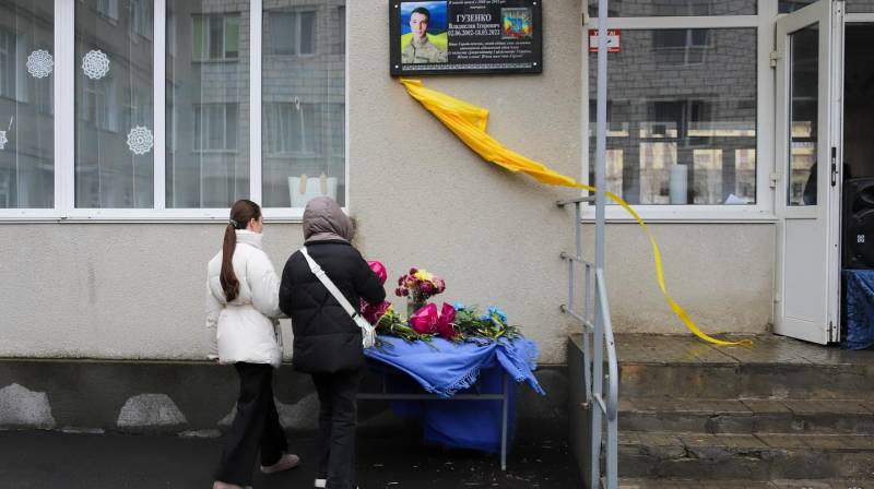 В гімназії №10 з початковою школою 25 грудня відкрито меморіальную дошку в памʼять про Владислава Гузенка – Захисника України, який загинув під час повномасштабного воєнного вторгнення росії в Україну В гімназії №10 з початковою школою 25 грудня відкрито меморіальную дошку в памʼять про Владислава Гузенка – Захисника України, який загинув під час повномасштабного воєнного вторгнення росії в Україну