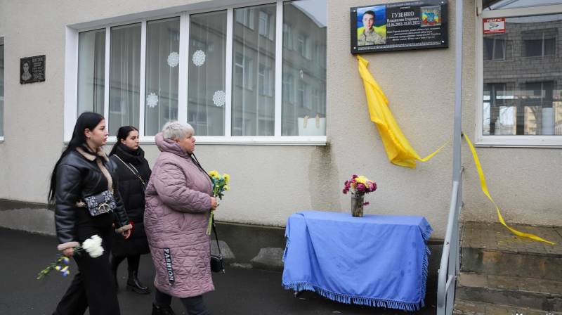 В гімназії №10 з початковою школою 25 грудня відкрито меморіальную дошку в памʼять про Владислава Гузенка – Захисника України, який загинув під час повномасштабного воєнного вторгнення росії в Україну В гімназії №10 з початковою школою 25 грудня відкрито меморіальную дошку в памʼять про Владислава Гузенка – Захисника України, який загинув під час повномасштабного воєнного вторгнення росії в Україну