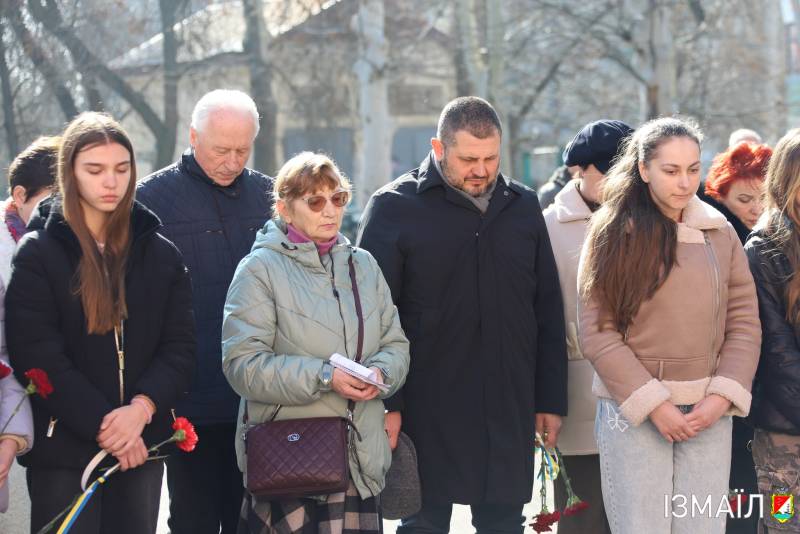 В Ізмаїльській гімназії №9 відкрито меморіальну дошку в памʼять про Захисника України Руслана Юдіна В Ізмаїльській гімназії №9 відкрито меморіальну дошку в памʼять про Захисника України Руслана Юдіна