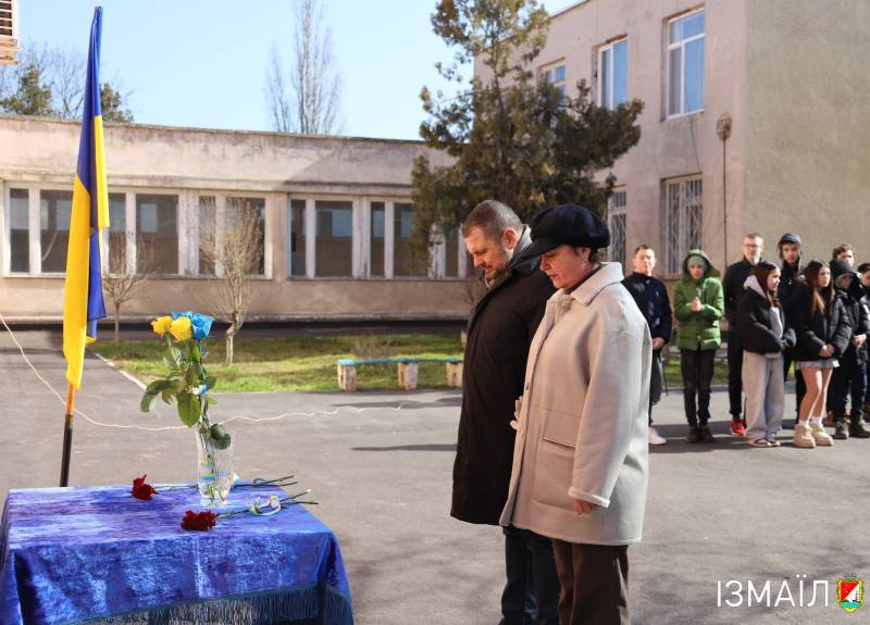 В Ізмаїльській гімназії №9 відкрито меморіальну дошку в памʼять про Захисника України Руслана Юдіна В Ізмаїльській гімназії №9 відкрито меморіальну дошку в памʼять про Захисника України Руслана Юдіна