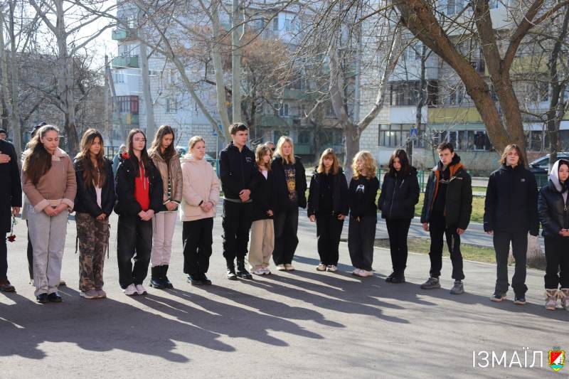 В Ізмаїльській гімназії №9 відкрито меморіальну дошку в памʼять про Захисника України Руслана Юдіна В Ізмаїльській гімназії №9 відкрито меморіальну дошку в памʼять про Захисника України Руслана Юдіна