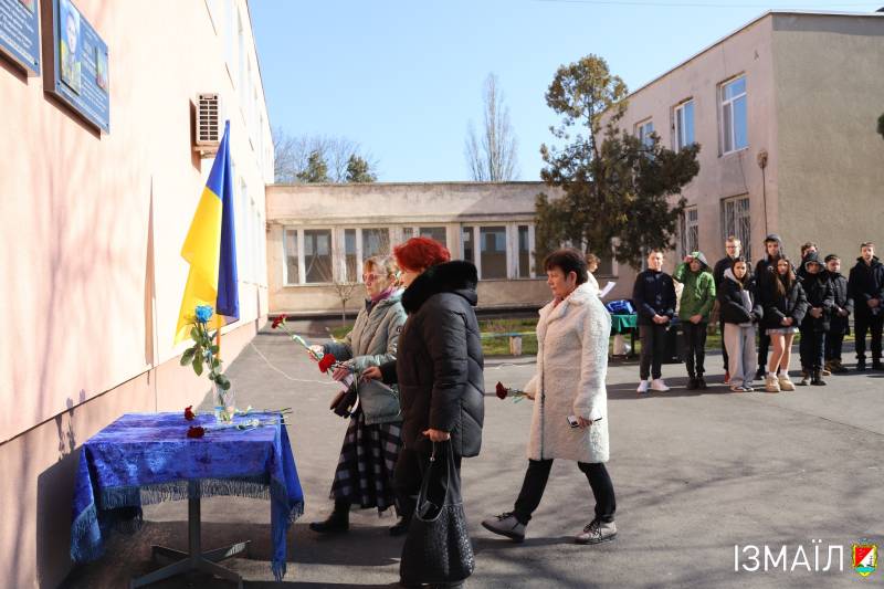 В Ізмаїльській гімназії №9 відкрито меморіальну дошку в памʼять про Захисника України Руслана Юдіна В Ізмаїльській гімназії №9 відкрито меморіальну дошку в памʼять про Захисника України Руслана Юдіна