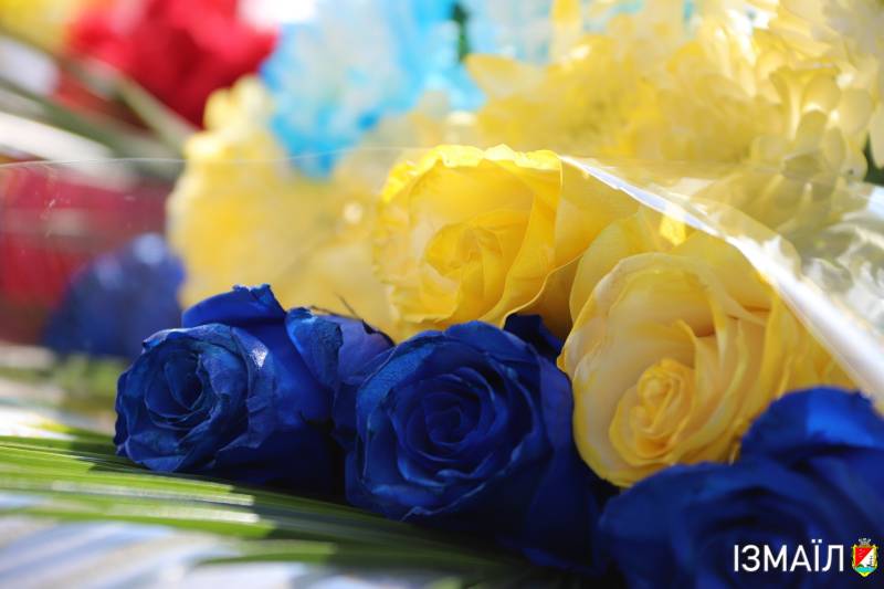 В Ізмаїлі поклали квіти до пам’ятника Шевченку з нагоди 211 річниці з Дня народження Кобзаря В Ізмаїлі поклали квіти до пам’ятника Шевченку з нагоди 211 річниці з Дня народження Кобзаря