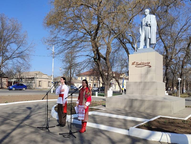 В Ізмаїлі поклали квіти до пам’ятника Шевченку з нагоди 211 річниці з Дня народження Кобзаря В Ізмаїлі поклали квіти до пам’ятника Шевченку з нагоди 211 річниці з Дня народження Кобзаря