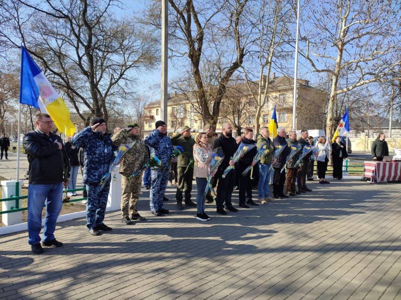 В Ізмаїлі поклали квіти до пам’ятника Шевченку з нагоди 211 річниці з Дня народження Кобзаря В Ізмаїлі поклали квіти до пам’ятника Шевченку з нагоди 211 річниці з Дня народження Кобзаря