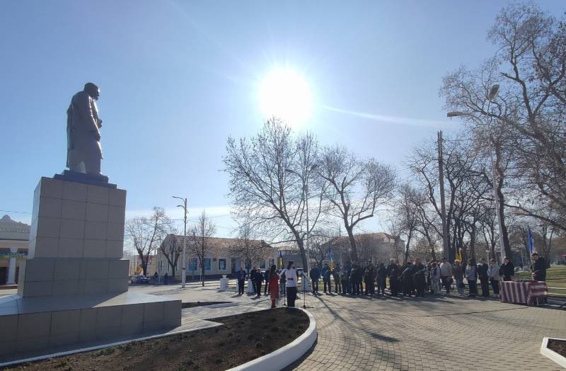 В Ізмаїлі поклали квіти до пам’ятника Шевченку з нагоди 211 річниці з Дня народження Кобзаря В Ізмаїлі поклали квіти до пам’ятника Шевченку з нагоди 211 річниці з Дня народження Кобзаря