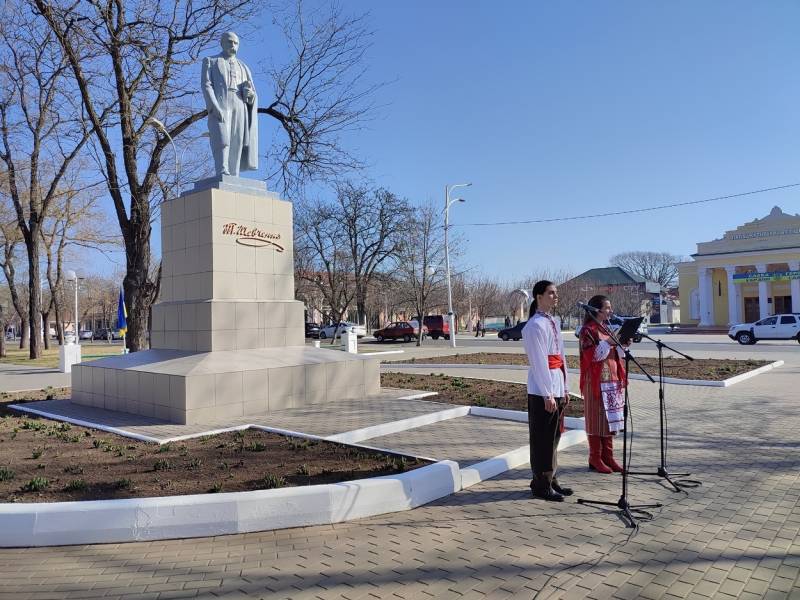 В Ізмаїлі поклали квіти до пам’ятника Шевченку з нагоди 211 річниці з Дня народження Кобзаря В Ізмаїлі поклали квіти до пам’ятника Шевченку з нагоди 211 річниці з Дня народження Кобзаря