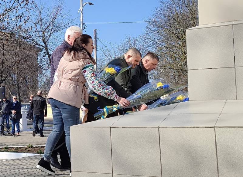 В Ізмаїлі поклали квіти до пам’ятника Шевченку з нагоди 211 річниці з Дня народження Кобзаря В Ізмаїлі поклали квіти до пам’ятника Шевченку з нагоди 211 річниці з Дня народження Кобзаря
