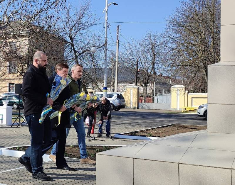 В Ізмаїлі поклали квіти до пам’ятника Шевченку з нагоди 211 річниці з Дня народження Кобзаря В Ізмаїлі поклали квіти до пам’ятника Шевченку з нагоди 211 річниці з Дня народження Кобзаря