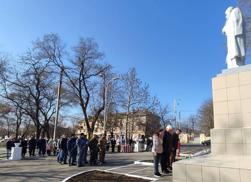 В Ізмаїлі поклали квіти до пам’ятника Шевченку з нагоди 211 річниці з Дня народження Кобзаря В Ізмаїлі поклали квіти до пам’ятника Шевченку з нагоди 211 річниці з Дня народження Кобзаря