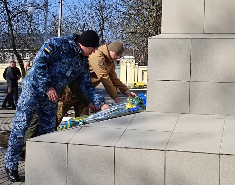 В Ізмаїлі поклали квіти до пам’ятника Шевченку з нагоди 211 річниці з Дня народження Кобзаря В Ізмаїлі поклали квіти до пам’ятника Шевченку з нагоди 211 річниці з Дня народження Кобзаря