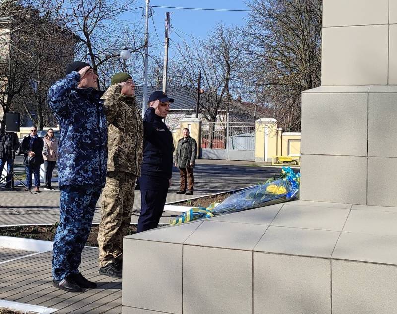 В Ізмаїлі поклали квіти до пам’ятника Шевченку з нагоди 211 річниці з Дня народження Кобзаря В Ізмаїлі поклали квіти до пам’ятника Шевченку з нагоди 211 річниці з Дня народження Кобзаря