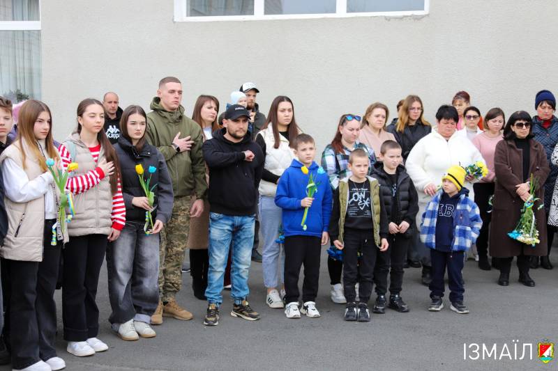 В Ізмаїлі відкрили меморіальну дошку полеглому захиснику Олексію Стояну В Ізмаїлі відкрили меморіальну дошку полеглому захиснику Олексію Стояну